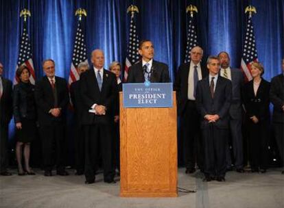 Barack Obama habla con la prensa, ayer en Chicago, rodeado de su equipo de asesores económicos. A su derecha, el vicepresidente electo, Joe Biden.
