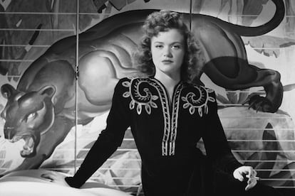 La actriz francesa Simone Simon durante el rodaje de 'La mujer pantera' (Cat People, 1942), de Jacques Tourneur.