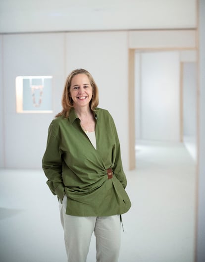 Sheila Loewe, en la sala del Museo Thyssen-Bornemisza de Madrid, donde se falló la octava edición del Craft Prize y que acoge la exposición con las 30 obras de los finalistas. 