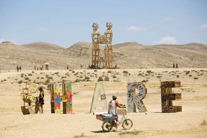 Una artista termina su obra ante la presencia de un motorista. Midburn se consolida como el festival de la expresión en todos sus sentidos.