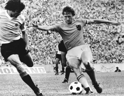 Johan Cruyff regatea a un jugador uruguayo en un partido de la fase de grupos del Mundial de Alemania 1974.
