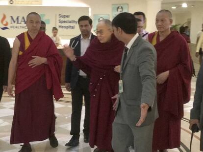 El Dalai Lama, en el centro, sale del hospital de Nueva Delhi en el que había sido ingresado. 