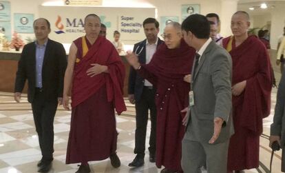 El Dalai Lama, en el centro, sale del hospital de Nueva Delhi en el que había sido ingresado.
