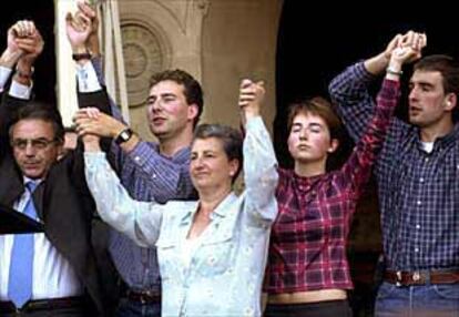 Sanz (izquierda) y la familia de José Javier Múgica, al final de la marcha de ayer en Pamplona.