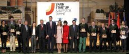 Don Felipe y doña Letizia han clausurado en la sede de la Mutua Madrileña, en Madrid, la "Spain Startup & Investor Summit" y han entregado los premios "Spain Startup 2013" a los promotores de diez empresas emergentes: DC-Technology, Intelliment Security, Nonabox, Tyba, Traity, Portbooker, Natac, UAV Navigation, Job & Talent y Catchoom