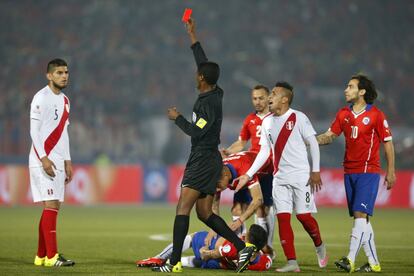 El árbitro muestra la tarjeta roja al peruano Carlos Zambrano por una patada a Aranguiz.
