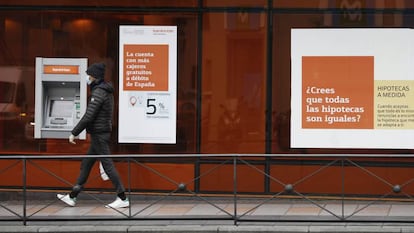 Un ciudadano camina frente a una sucursal bancaria, el pasado abril.