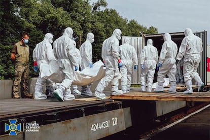 Repatriación de cadáveres de soldados ucranios desde Rusia, el 15 de junio.