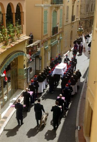 El cortejo fúnebre de Raniero, con el féretro, portado por 10 miembros del personal del Palacio Grimaldi, durante el traslado del fallecido Príncipe desde el palacio hacia la catedral, donde ha sido enterrado junto a su esposa, Grace Kelly. Cerrando el cortejo y por deseo del propio Raniero, iba Odin, el perro que le fue regalado hace seis años y al que tenía un especial cariño el fallecido monarca.