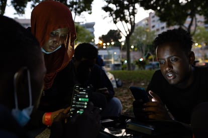 Un grupo de somalíes que durmió frente al puerto de Palma de Mallorca se comunica con sus familias.