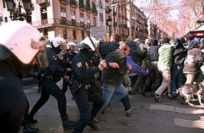 La policía carga durante una manifestación antiglobalización en Barcelona.