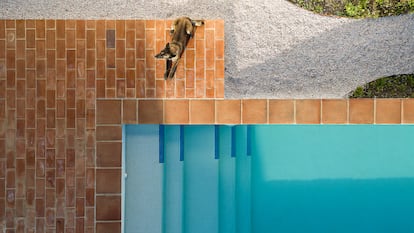 Las baldosas de barro de las terrazas exteriores y la piscina son de un tejar tradicional de Vélez-Málaga.