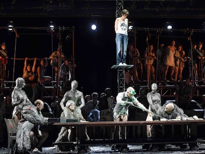 Escena de 'Juana de Arco en la hoguera', de Arthur Honegger, dirigida por Àlex Ollé en su estreno en 2017 en la Ópera de Frankfurt.