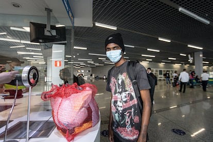 Patrick Oliveira, uno de los últimos 45 brasileños que llegaron al aeropuerto de Confins en Brasil, luego de ser deportados de Estados Unidos.