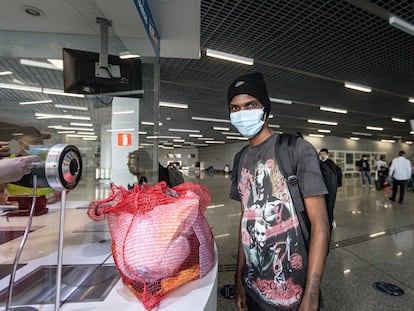 Patrick Oliveira, uno de los últimos 45 brasileños que llegaron al aeropuerto de Confins en Brasil, luego de ser deportados de Estados Unidos.