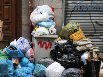 Un montón de bolsas de basura en una calle del centro de Madrid en la última huelga.