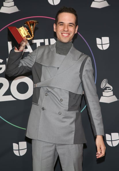 Barrera en Las Vegas, en la gala de los Grammy Latinos 2022, en noviembre de 2022, con el premio a Mejor Canción Regional.