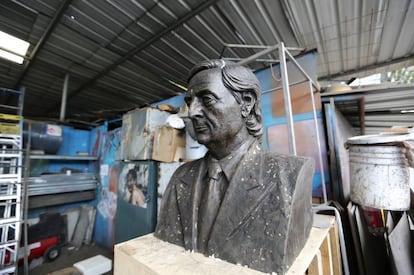 El busto de Néstor Kirchner retirado de un espacio público en Ecuador.