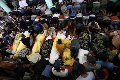 Funeral en una mezquita de Rafah (Gaza) por los nueve miembros de la familia de Siam que murieron en un ataque aéreo israelí.