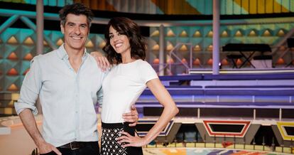 Jorge Fernández y Laura Moure, presentador y azafata del programa 'La ruleta de la suerte', de Antena 3.