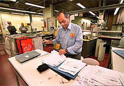 Un empleado de Correos, ayer, en una de las oficinas de Valencia.