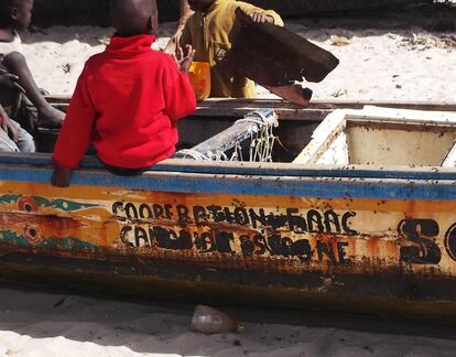Uno de los tres cayucos de la cooperativa de los repatriados, varado en la playa de Hann