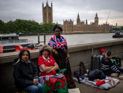 Varias personas esperan este martes en los alrededores de Westminster para entrar el miércoles a la capilla ardiente por la reina Isabel II.