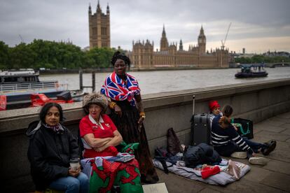 Varias personas esperan este martes en los alrededores de Westminster para entrar el miércoles a la capilla ardiente por la reina Isabel II.