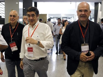 Rodolfo Ares, Patxi López y Manuel Chaves, de izquierda a derecha en el congreso del PSOE.