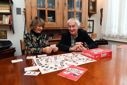 Los sociólogos Michel y Monique Pinçon-Charlot, con el juego de mesa que han creado.
