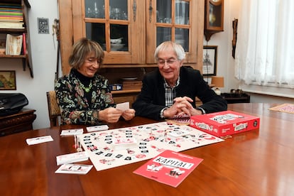 Os sociólogos Michel e Monique Pinçon-Charlot, com o jogo de tabuleiro que criaram.