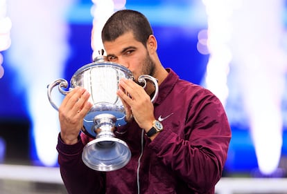 Alcaraz, con el trofeo del US Open que ganó el pasado domingo.