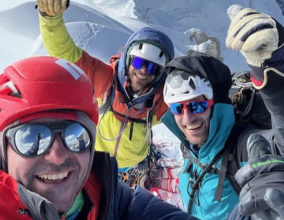 En la cima del Yerupajá. De izquierda a derecha, Toralles, Busom y Sanmartín