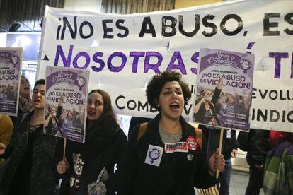 Algunas manifestantes gritan consignas feministas frente al Ministerio de Justicia, en Madrid.
