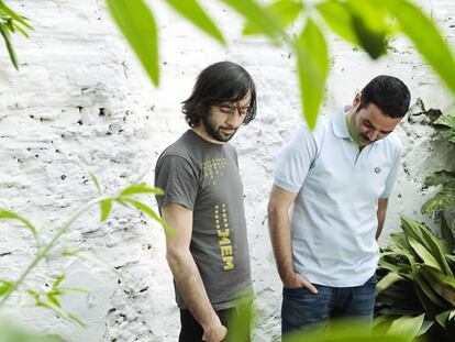 Tipos hacen cosas guarras.