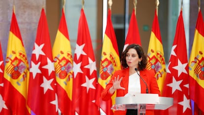 La presidenta de la Comunidad de Madrid, Isabel Díaz Ayuso, atiende a los medios tras reunirse con el presidente del Gobierno, Pedro Sánchez.