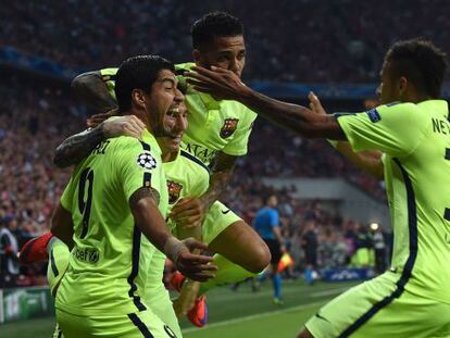 Neymar celebra el gol que ha fet empatar el partit a 1-1.