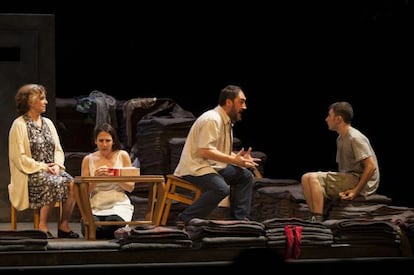 Gloria Muñoz, Malena Alterio, Alfonso Lara y David Castillo, en una escena de 'Emilia'.
