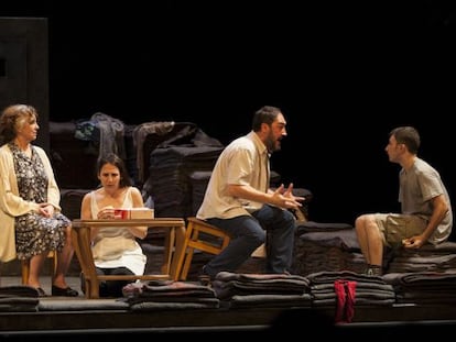 Gloria Mu&ntilde;oz, Malena Alterio, Alfonso Lara y David Castillo, en una escena de &#039;Emilia&#039;.