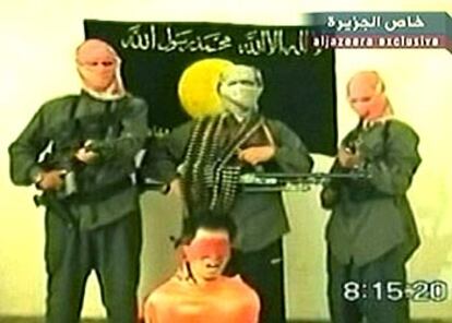 Imagen del vídeo emitido por Al Yazira en el que los secuestradores anuncian que van a matar a Kim Sun-il.