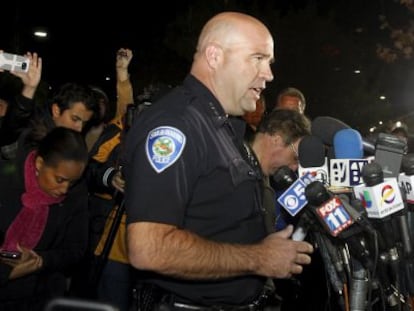 O chefe de polícia de San Bernardino em entrevista coletiva na quarta-feira.