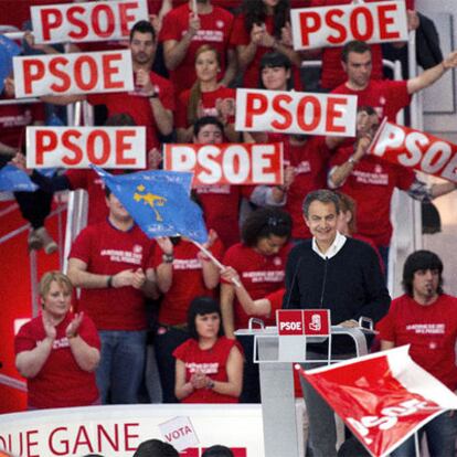 José Luis Rodríguez Zapatero, durante el acto electoral de ayer en Gijón.