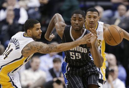 D.J. Augustin, de los Indiana Pacers, intercepta el balón ante E'Twaun Moore