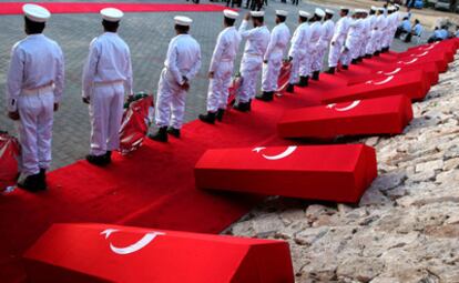 Miembros de las fuerzas navales palestinas de Hamás participan en Gaza en una ceremonia en honor de los muertos en el ataque a la flotilla.