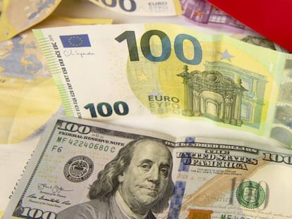 Billetes de dólar, de euro y la bandera turca.