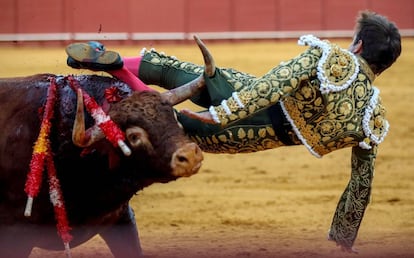 El Juli es volteado por su segundo toro en la Maestranza de Sevilla.