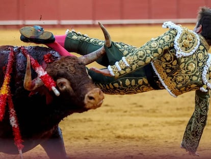 El Juli es volteado por su segundo toro en la Maestranza de Sevilla.