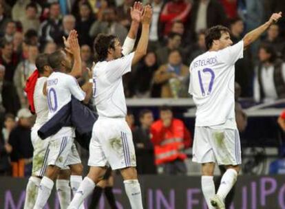 Marcelo, Robinho, Raúl y Van Nistelrooy aplauden al público tras la victoria del Madrid sobre el Mallorca.