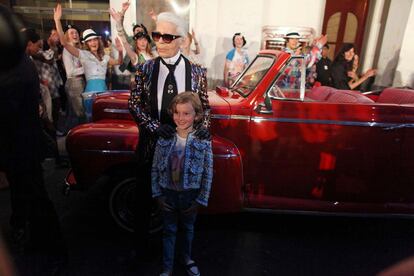 Karl Lagerfeld junto a su ahijado Hudson Kroening.