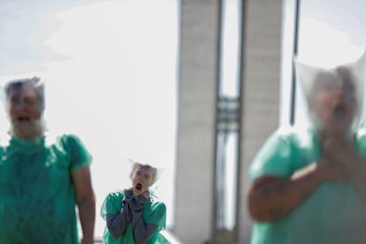 Manifestantes protestam, em Brasília, contra Jair Bolsonaro e a forma em que o presidente tem lidado com pandemia.